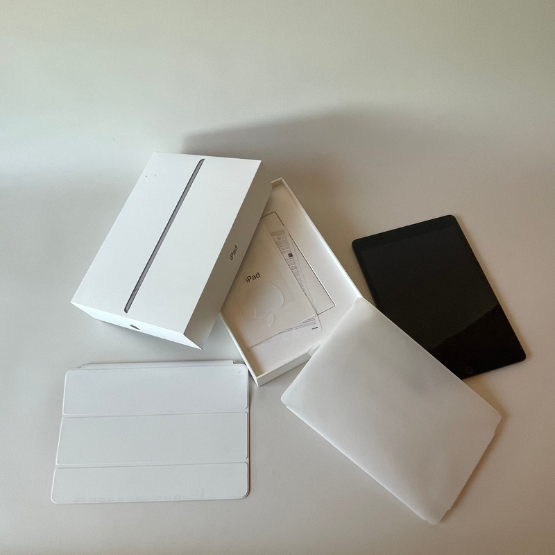 Apple Ipad - 9th Generation with Wifi + Cover 64GB
